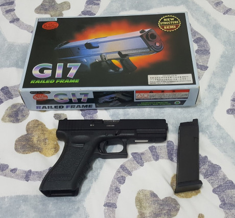 Vendo pistola de airsoft Glock 17 de la marca KSC, corredera metálica y blowback, buen estado, solo usada 01