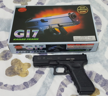 Vendo pistola de airsoft Glock 17 de la marca KSC, corredera metálica y blowback, buen estado, solo usada 00
