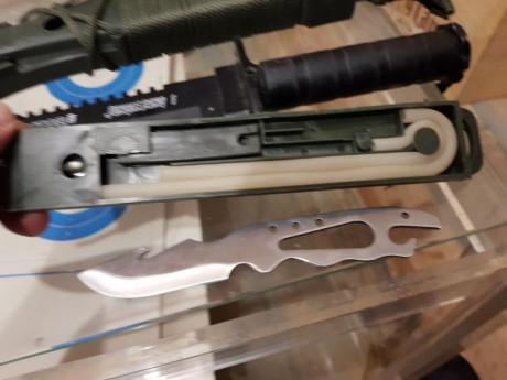 Es una imitación-falsificacion de el aitor jungle king 1 , como se ve en las fotos trae su brújula que 01