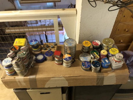 En total unas 80 latas, de todos los calibres indicados. La mayoría abiertas pero con consumo escaso en 02
