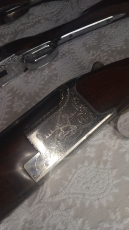 un amigo vende tres escopetas  superpuestas calibre 12 las tres,una browning b125 expulsora cañones de 00