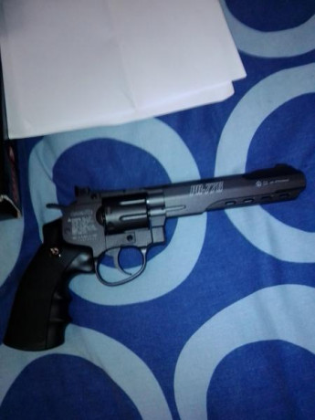 Pues eso el revolver le habré puesto un par de cápsulas está nuevo sin ninguna marca de desgaste ni nada 01