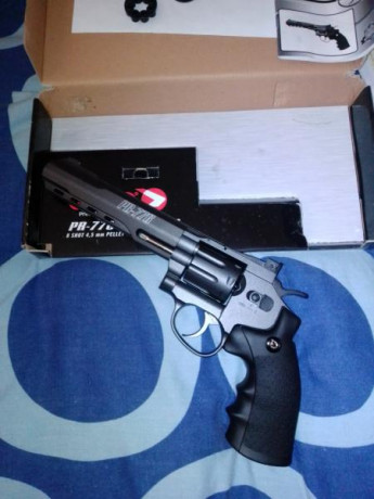 Pues eso el revolver le habré puesto un par de cápsulas está nuevo sin ninguna marca de desgaste ni nada 00