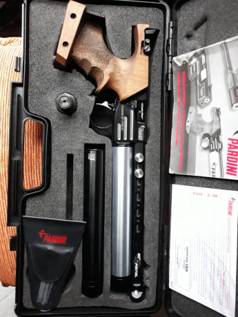 Por petición de un amigo pongo en venta un perfecto estado de uso y funcionamiento.

La pistola se compró 02