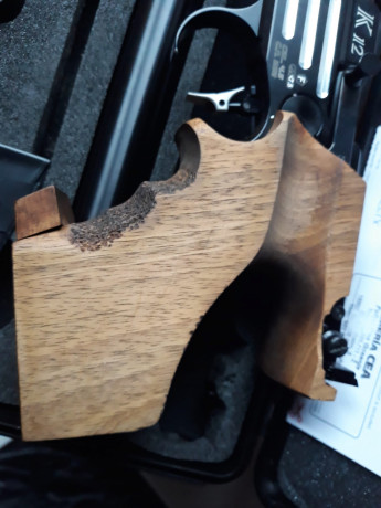 Por petición de un amigo pongo en venta un perfecto estado de uso y funcionamiento.

La pistola se compró 01