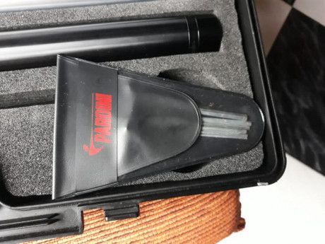 Por petición de un amigo pongo en venta un perfecto estado de uso y funcionamiento.

La pistola se compró 11