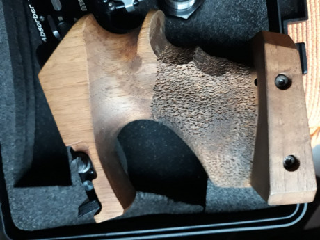 Por petición de un amigo pongo en venta un perfecto estado de uso y funcionamiento.

La pistola se compró 22