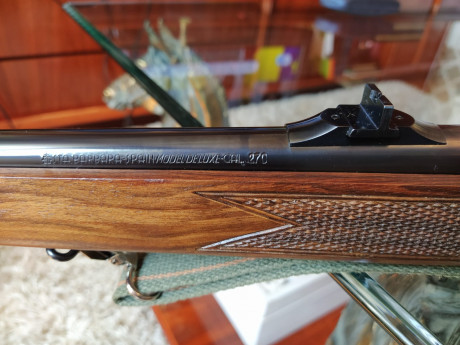 Saludos. Un amigo pone a la venta un rifle Santa Barbara de Luxe, modelo Coruña en calibre 270. Justo 02