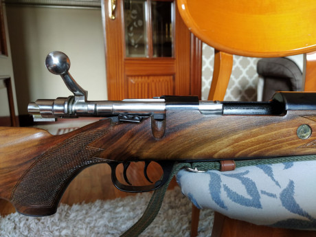 Saludos. Un amigo pone a la venta un rifle Santa Barbara de Luxe, modelo Coruña en calibre 270. Justo 01