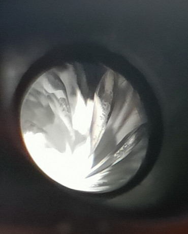 buenas, tengo una  glock 17 y al limpiarla he visto estas marcas en las estrias y nose si son ralladas 01