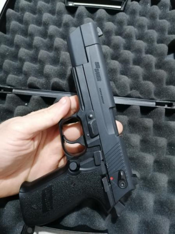 Vendo pistola SigSauer mosquito Sport, dos cargadores. Calibre 22 L. R.  Poco uso. 200 euros. 02