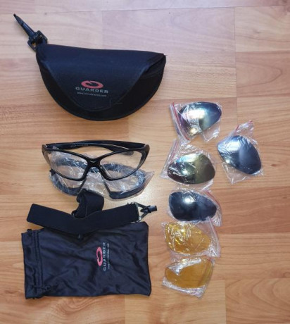 Un par de puestas. 4 juegos de lentes, funda de tela, funda rigida y cinta de seguridad. Impecables. Preferible 00