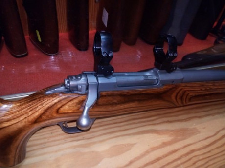Vendo rifle Ruger M77 calibre 22-250, el rifle esta en perfecto estado y funciona sin ningún problema. 01