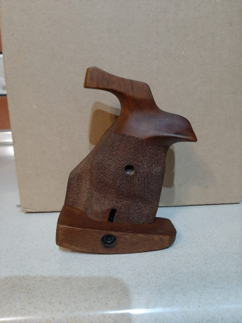 Hola compañeros..vendo empuñadura anatomica de la marca klinsky para revolver S&W 686 k-l round, en 02