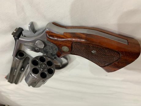 Hola!!!
Vendo revólver S&W 
Model 686
Calibre 357 magnum
Guiada A
Funda de piel
Precio: 900.00€ negociables
Barcelona 00