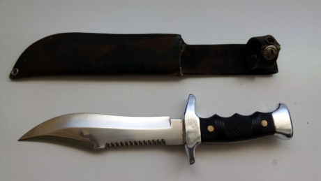 Buenas compañeros, tengo un cuchillo Cudeman al cual pinté de negro la empuñadura dorada hará como 20 61