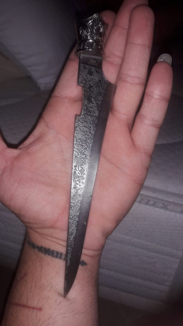 Buenos días compañeros, un amigo ha recibido como regalo este cuchillo y me pregunta tipología u origen, 01