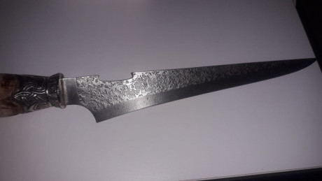 Buenos días compañeros, un amigo ha recibido como regalo este cuchillo y me pregunta tipología u origen, 00