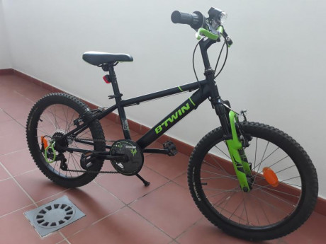 Vendo bicicleta de montaña de niño, rueda de 20. Prácticamente nueva, MUY POCO uso. 6 velocidades y amortiguación 00