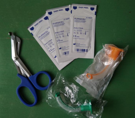 Vendo tres hemostaticos Surgicel de 5 x 7,5 cm,(fecha caducidad enero 2024) y unas tijeras de trauma (tamaño 00