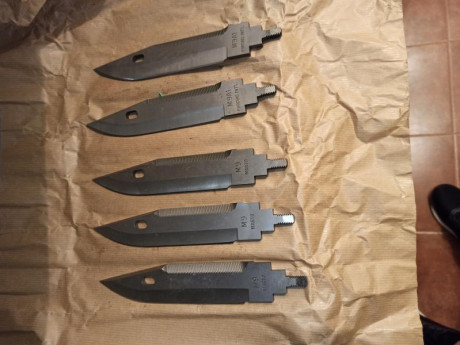 Buenos días, tengo 5 hojas sin estrenar de bayoneta M9 Marto. 3 son M9 que son las del Ejército  y 2 son 11