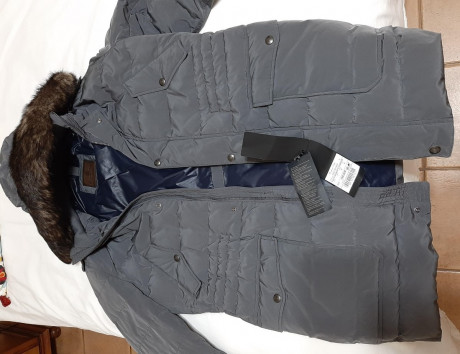 Vendo Chaquetón de plumas tres cuartos Massimo Dutti color gris y talla L ,nuevo a a estrenar con etiquetas,puños 02