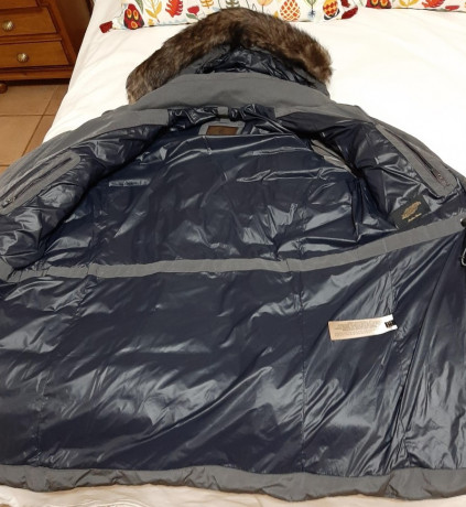 Vendo Chaquetón de plumas tres cuartos Massimo Dutti color gris y talla L ,nuevo a a estrenar con etiquetas,puños 00