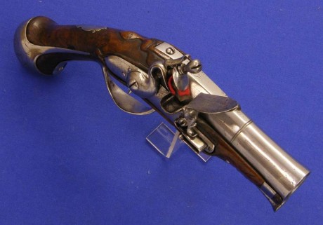 Voy a colocar unas fotos de un arma larga alemana de llave de mecha del siglo XVI. 52