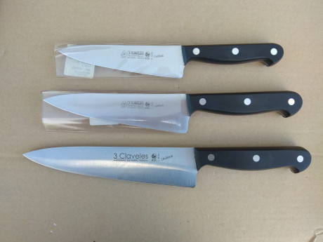 Buenas:
Pongo a la venta esta serie de cuchillos 3 claveles y varias marcas de excelente calidad, todos 00