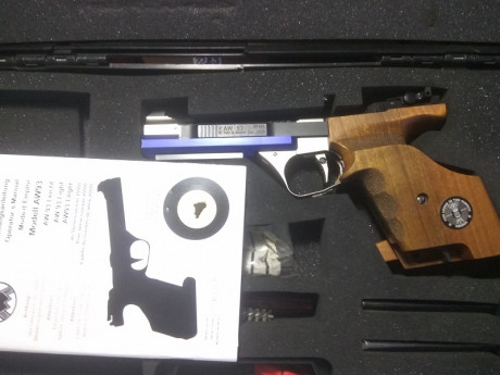 Pongo a la venta pistola Feinwerkbau AW93 .22 LR en perfecto estado, como nueva. Dos contrapesos, llaves, 30
