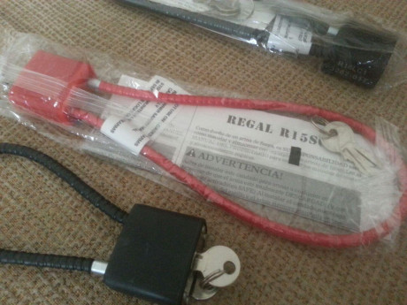 Vendo estos tres candados para armas, 2 de ellos en su precinto que se pueden usar en pistola o arma larga 00