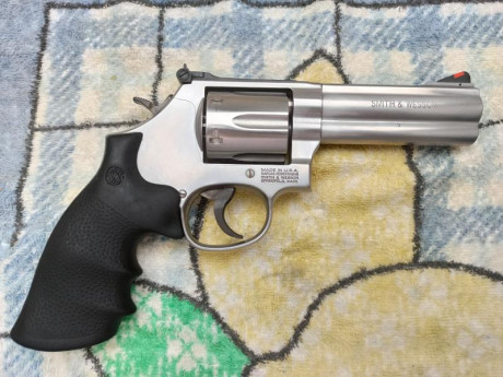 Se vende revolver Smith & Wesson de 4" con muy pocos disparos, tambor de 6 cartuchos y maletín 00