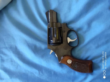 Vendo revolver en perfecto estado 38 corto Marca llama y una caja de balas 100 euros 01