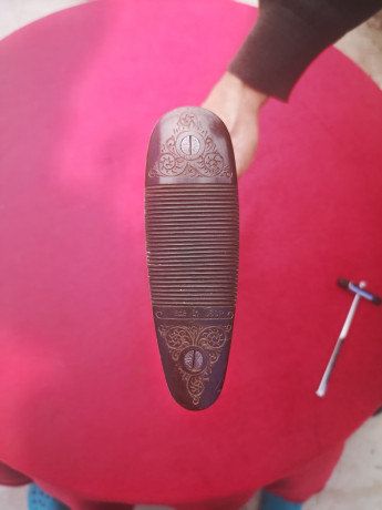 Escopeta superpuesta de caza. 
Características: 75 cañón, expulsora, sistema de cierre box, culata de 12
