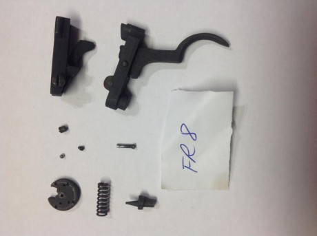 Vendo las piezas del fusil FR-8 que se ven en la foto. Su precio es 35€. Se puede ver y recoger en Valdemoro. 00