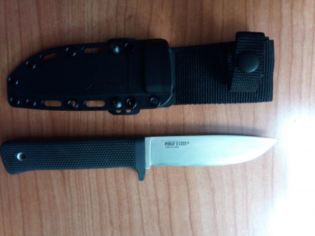En venta cuchillo Cold Steel Máster Hunter-San Mai III.
Hoja de acero laminado inoxidable San Mai de 120 02