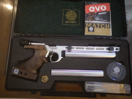 Buenos días, tras el fallecimiento de un compañero de club, su familia pone a la venta sus armas. Una 01