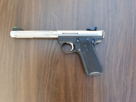 Vendo Ruger MKIII modelo Hunter, con alza micrometrica y un cargador. Buen funcionamiento. El arma esta 02