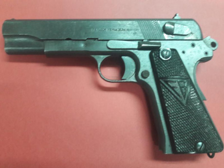 Este Radom es el variante sin la palanca de desmontaje, de 1944
La pistola fue fabricado por V.S. Radom 00