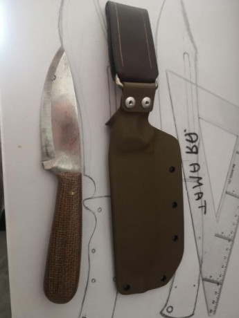 Se vende cuchillo bushcraft afilado sacandi mango en micarta artesanal de arpillera con separadores rojo 01