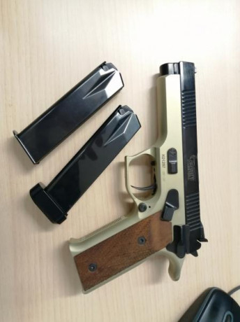La compre en un arrebato, pero la verdad es que no compito en grueso calibre y apenas tiro casi con arma 01