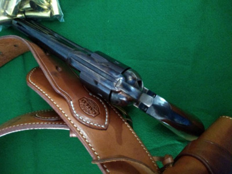 Hola, vendo revolver Uberti 1873 / 44-40 en 4"3/4 de cañón, estado impoluto, solo 25 disparos efectuados.
Complementos: 00