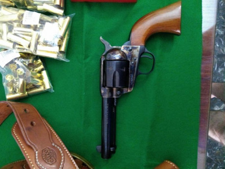 Hola, vendo revolver Uberti 1873 / 44-40 en 4"3/4 de cañón, estado impoluto, solo 25 disparos efectuados.
Complementos: 20