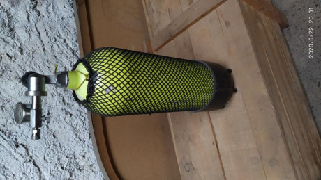 Vendo botella de buceo de 10 litros a 300 bares. Este en muy buen estado. Se vende con la estación de 00