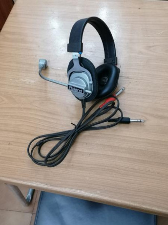 Auriculares originales de roland d50 solamente usados en 3 ocasiones.
200€,son dificiles de encontrar. 01
