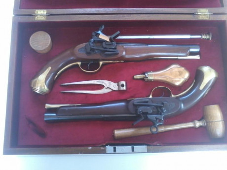 vendo pareja de pistolas marca Santa Barbara modelo coruña sin estrenar, ni un solo disparo, con estuche 00
