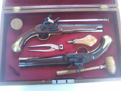vendo pareja de pistolas marca Santa Barbara modelo coruña sin estrenar, ni un solo disparo, con estuche 12