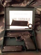 Vendo Pistola Firestar Plus M-243, calibre 9 mm. Pbm., en 300 cargadores, capacidad 13 disparos.

Un cargador 00