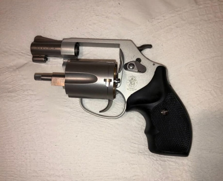 Revólver Smith & Wesson M637 "Airweight" con cañón de 2" y calibre .38 SP. Revólver 01