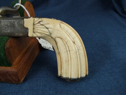 Esta es una pistola monotiro de percusion, calibre aprox .50 con la culata de marfil y fabricada en Belgica. 02